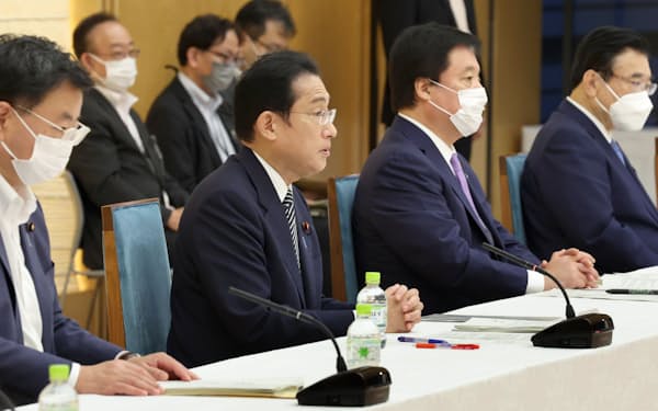 知的財産戦略本部の会合で発言する岸田首相（3日、首相官邸）