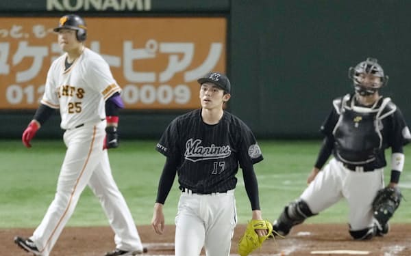 　3回巨人1死二塁、岡本和（左）に2ランを打たれたロッテ・佐々木朗（中央）。捕手松川＝東京ドーム