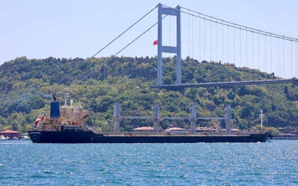 ボスポラス海峡を通過するロシア船籍の貨物船（５月22日、イスタンブール）＝ロイター