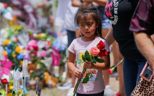 南部テキサス州の小学校での銃乱射事件では児童19人と教員2人が犠牲になった（5月30日）=ロイター