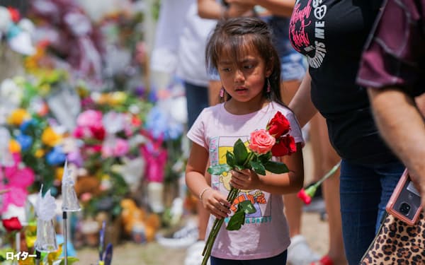 南部テキサス州の小学校での銃乱射事件では児童19人と教員2人が犠牲になった(5月30日)=ロイター