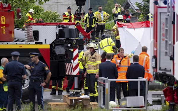 ３日に発生したドイツ南部の鉄道事故で救急隊員などが救難にあたった＝AP