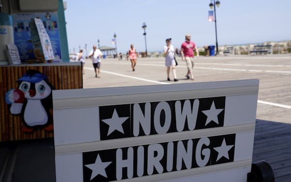 米国の就業者数はコロナ前の水準に回復したが……（ニュージャージー州の求人広告）＝ＡＰ