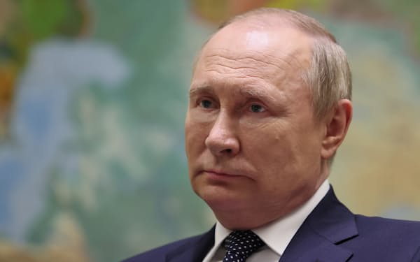 ロシアのテレビ局によるインタビュー中のプーチン大統領（3日）=Sputnik・AP