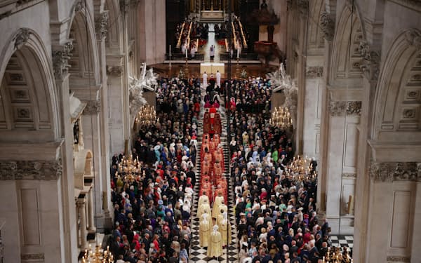 3日、ロンドンのセントポール大聖堂で執り行われたエリザベス女王在位70年をたたえる感謝礼拝（英PA通信＝共同）