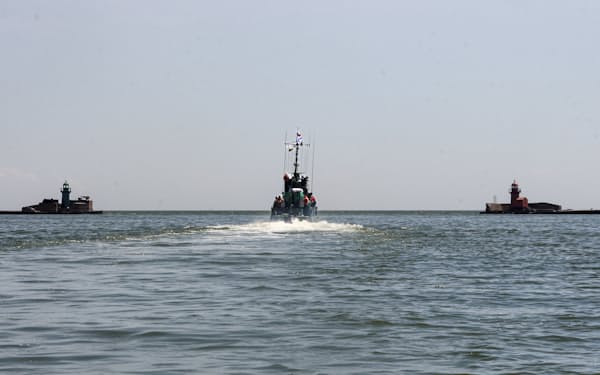 ロシアが制圧したウクライナ南東部マリウポリの港付近の黒海をパトロールする、ロシア海軍の船=AP