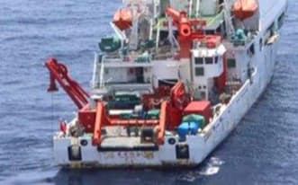 　沖縄県・石垣島沖の日本の排他的経済水域で、クレーンを使用する中国の海洋調査船「東方紅3」（4日）＝第11管区海上保安本部提供・共同