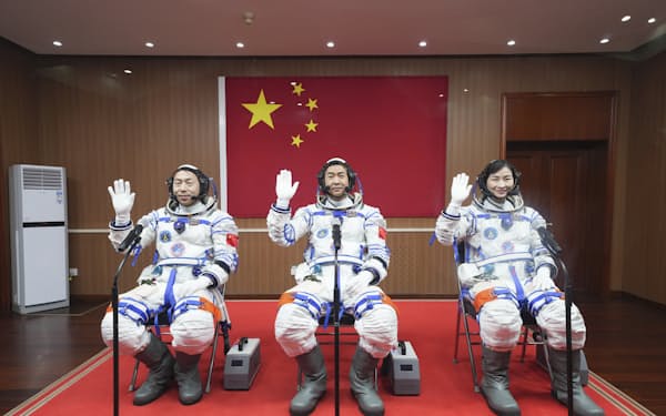 打ち上げ前の式典に参加する3人の宇宙飛行士（5日）=新華社・AP