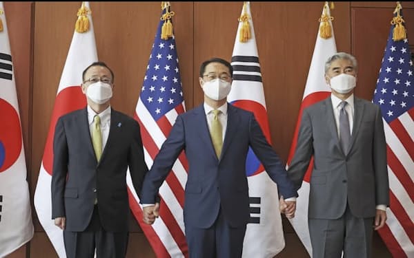 3日、ソウルで協議した（左から）船越アジア大洋州局長、金健・朝鮮半島平和交渉本部長、ソン・キム北朝鮮担当特別代表＝共同