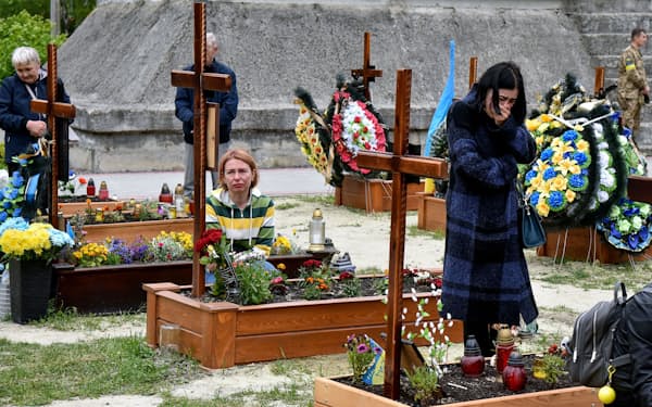 ロシアの侵攻が長期化し多数の兵士が犠牲になっている（５月、ウクライナ西部リビウ）＝ロイター