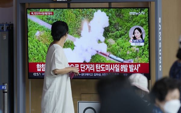 北朝鮮のミサイル発射を各国メディアが速報した（5日、ソウル）＝ＡＰ
