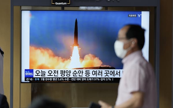 北朝鮮のミサイル発射を伝える韓国のニュースを映すモニター（5日）=AP