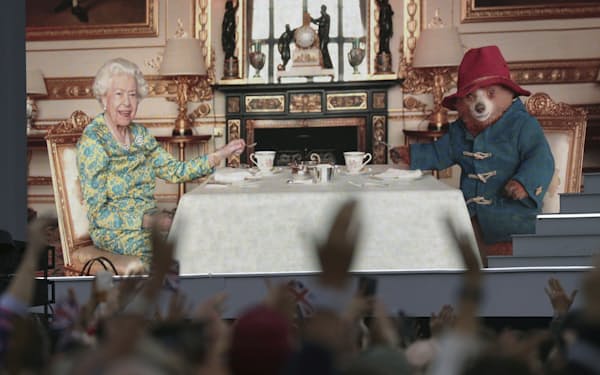 在位70年を祝う記念行事のコンサートで流された映像で「くまのパディントン」と共演したエリザベス女王（4日）=Victoria　Jones/PA提供・AP