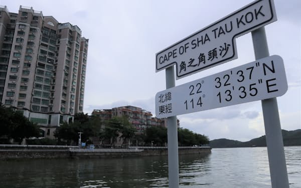 香港の沙頭角からは中国本土（左の建物）がよく見える