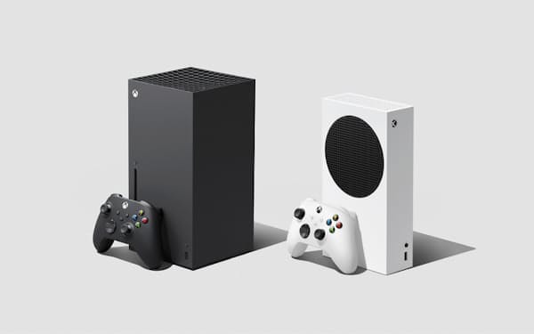 マイクロソフトが2020年11月に発売した家庭用ゲーム機「Xbox」シリーズ。左がハイエンド版の「Xbox Series X」（税込み5万4978円）、右が「Xbox Series S」（同3万2978円）
