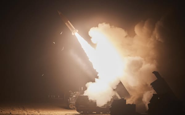 6日、米韓両軍が発射した戦術地対地ミサイル「ATACMS」＝韓国軍合同参謀本部提供、聯合・共同