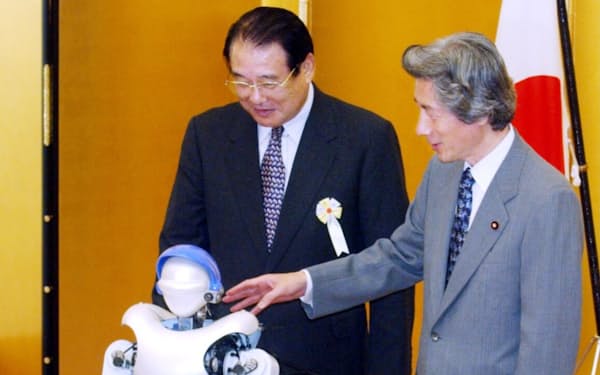 ２００３年11月、小泉首相㊨から特区の認定書を授与されるテムザックⅣ号機と福岡県の麻生知事