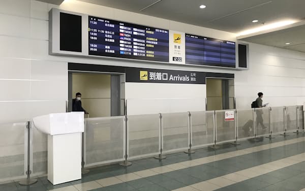 福岡空港の国際線到着口は閑散としている(6日、福岡市)