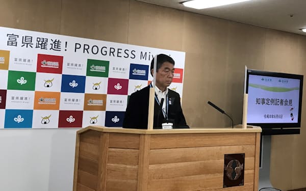 宮城県の村井知事は出生率の低下幅に懸念を示した（６日、県庁）