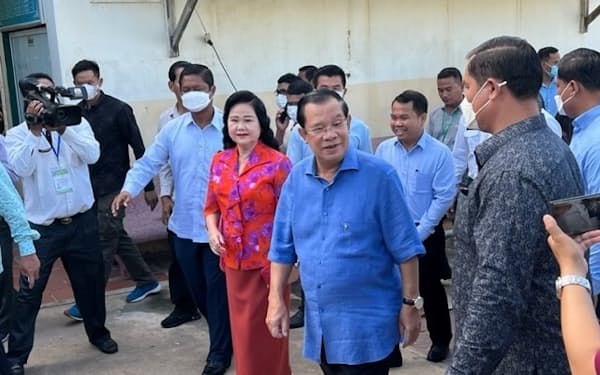 地方選挙で投票を終え帰宅するカンボジアのフン・セン首相（５日、カンダル州）