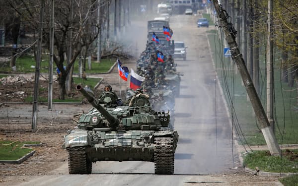 ウクライナ南東部マリウポリを進むロシア側の装甲車（4月）=ロイター