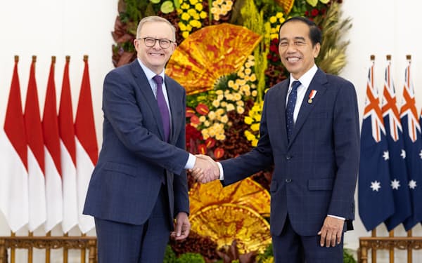 ６日、会談するインドネシアのジョコ大統領㊨とアルバニージー豪首相＝AAP