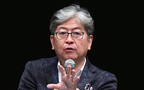 討論するマネックスグループの松本大CEO（6日、東京・大手町）