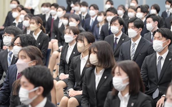 性別にかかわらず活躍できる職場環境が望まれる(SOMPOホールディングスの入社式)