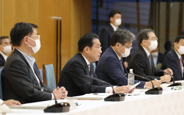 クリーンエネルギー戦略に関する有識者懇談会で岸田首相（左から2人目）は10年間で官民合計150兆円規模の投資に言及した＝5月19日午後、首相官邸
