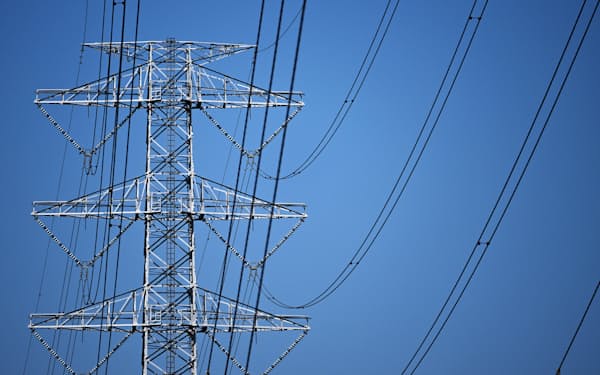 資源高が進んだ3月までの3年あまりの電気代上昇率は1割ほどだった（福島県内の送電線と鉄塔）
