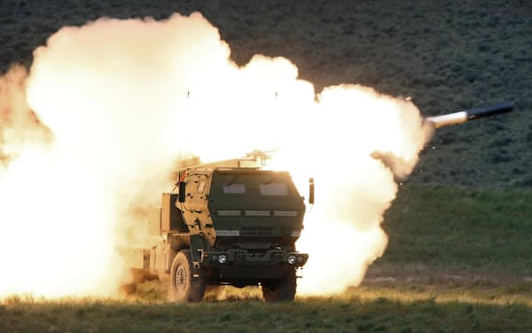 高機動ロケット砲システム「ハイマース」＝2011年5月、米ワシントン州ヤキマ演習場（Tony　Overman提供・AP＝共同）