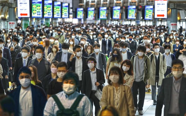 マスク姿で職場などに向かう人たち（5月9日、ＪＲ品川駅）