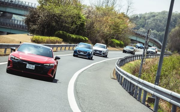 日本の道路ではEVが連なる様子はあまり見かけない。車両は独アウディのEV「e-tron」シリーズ（写真：アウディジャパン）