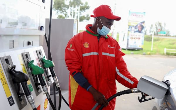 南アフリカやケニアではガソリンの価格が過去最高水準に達した（南アフリカ・ヨハネスブルクのガソリンスタンド）＝ロイター