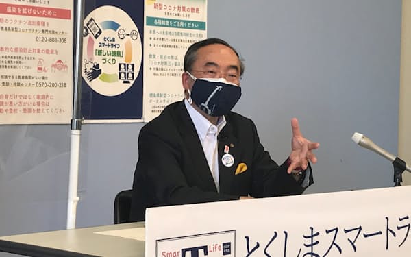 徳島県の6月補正予算案を説明する飯泉知事（7日、徳島市）