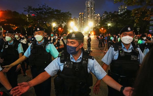 天安門事件から33年を迎えた4日、香港警察は厳戒態勢を敷いた＝ロイター