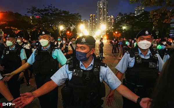 天安門事件から33年を迎えた4日、香港警察は厳戒態勢を敷いた=ロイター