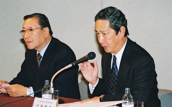記者会見する出井氏（右）と大賀氏（1999年3月、東京・大手町）