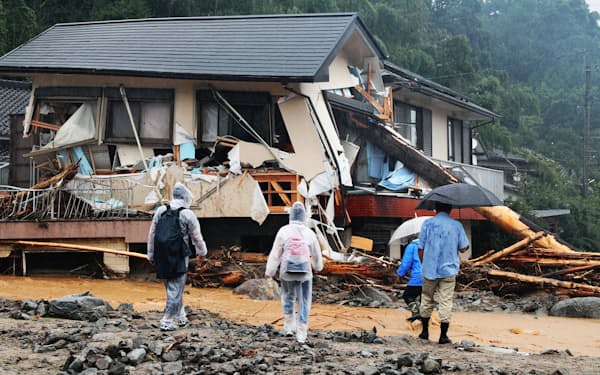 豪雨で流木が突き刺さった家屋(2017年7月、福岡県朝倉市)
