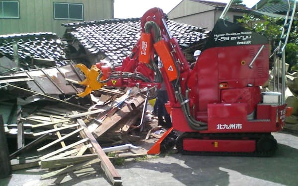 中越沖地震の被災地では「Ｔ―53援竜」が倒壊家屋のがれき撤去などに活躍した（2007年８月）