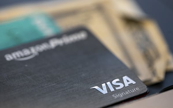 米国でクレジットカードなどの「リボ払い」ローン残高が急増している＝AP