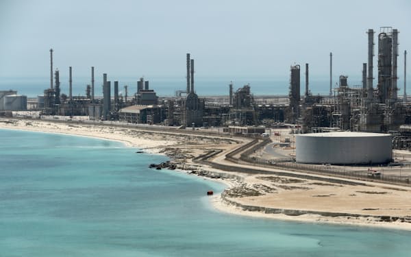 サウジアラビアのラスタヌラ製油所。サウジが増産すればＯＰＥＣの供給余力は一段と低下する＝ロイター