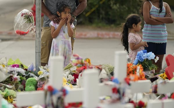 米テキサス州ユバルディの小学校で、犠牲者を悼む市民ら（３日）＝ＡＰ