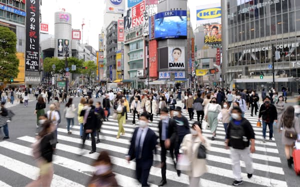 東京・渋谷のスクランブル交差点をマスク姿で歩く人たち（４月）