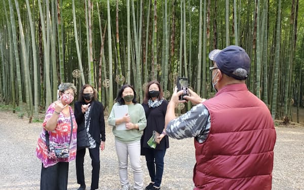 政府の訪日観光実証事業で「若竹の杜　若山農場」を訪れた外国人観光客ら（5月25日、宇都宮市）
