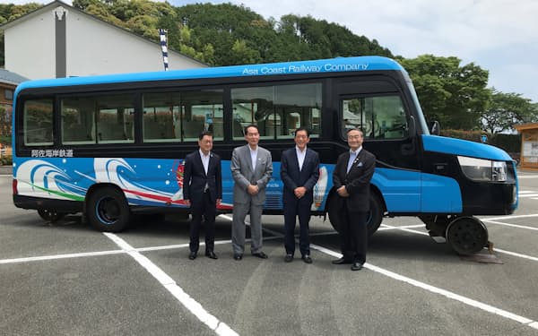 バス兼列車の「DMV」に乗車後、記念撮影する4県知事(8日、徳島県海陽町)