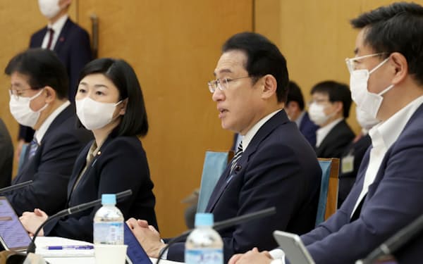 規制改革計画を決めたデジタル臨調の会合で発言する岸田首相（3日、首相官邸）
