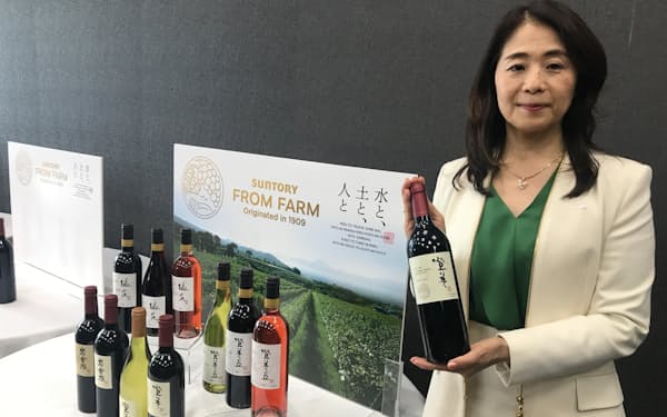 サントリーワインインターナショナルの吉雄社長と新製品のワイン