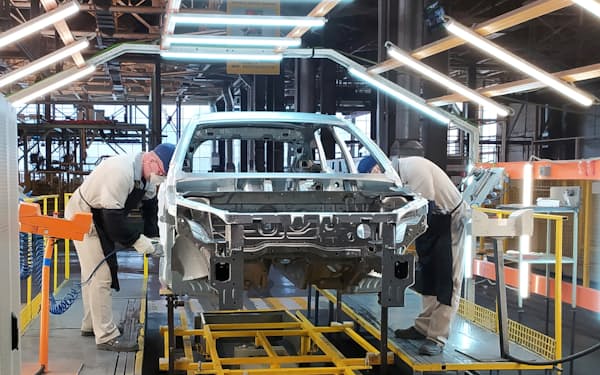 ロシアの自動車大手アフトワズは部品不足で生産を一時停止していた（２月、ロシアの工場）＝ロイター