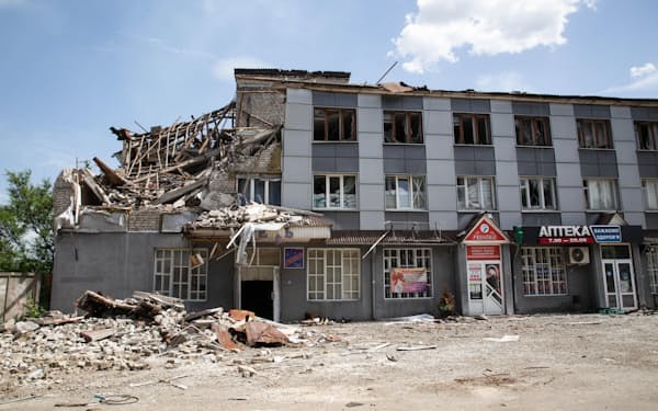 3日、ウクライナ・セベロドネツク近郊クレミンナで損傷した建物（タス＝共同）